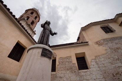 Estatua de San Pedro Regalado en la plaza de El Salvador de Valladolid.