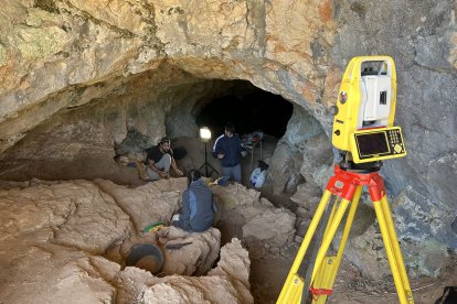 Trabajos en el yacimiento paleolítico de La Ermita.