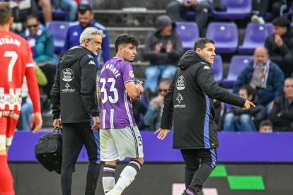 Iago Parente se retira tras su sustitución.