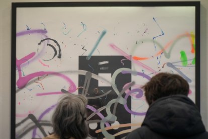 Varios visitantes contemplan la obra 'Monolito'