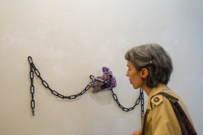 Una mujer pasa junto a la pieza 'Restos de una acción colectiva'.