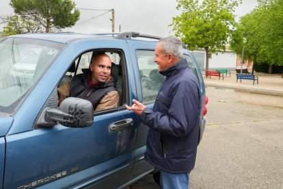 Miguel Ángel Alonso con Juan Luis Garrido, hablando un rato en la calle Amargura