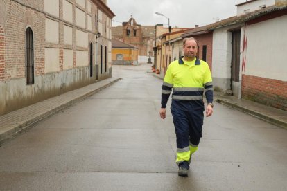 Sergio del Río se dirige a trabajar por la calle Zamora