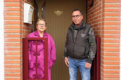 Leo Garrido con su yerno Rafa Valderas, que salió en el programa La Revuelta con su mujer y llevavan una pancarta, en la puerta de su casa