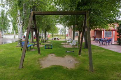 Zona de recreo junto al bar La Cruz a la entrada del pueblo de Cervillego de La Cruz
