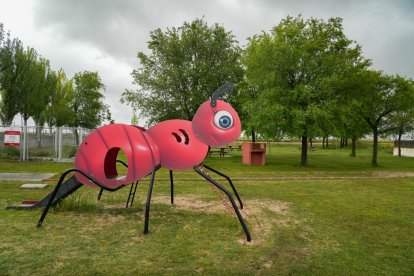 Zona de recreo junto al bar La Cruz a la entrada del pueblo de Cervillego de La Cruz