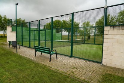 Cancha de tenis junto a la VA-801 en Cervillego de La Cruz