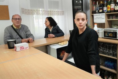Rocío Pisador en el bar La Cruz, José Manuel Alonso toma un café con su mujer Ana