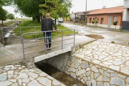Florentino Mata en el puente para llegar a su casa en la calle La Isla