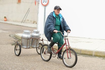 María de Las Mercedes Serrano vuelve de ordeñar a las ovejas con las cántaras de leche