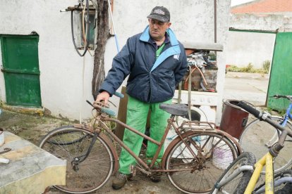 Gregorio nos muestra una bicicleta de unos 80 años
