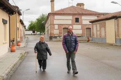 Adelina Sánchez con su vecino Alberto Garrido por la calle Toribio Fraile