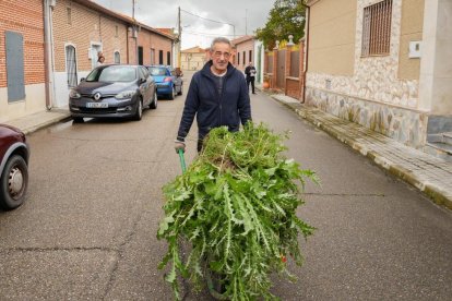 Juan José Barco se dirige a tirar los restos de arreglar su jardín