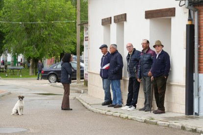 Un grupo de vecinos reunidos junto a la iglesia