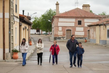 La familia Gutiérrez Garrido por la calle Toribio Fraile