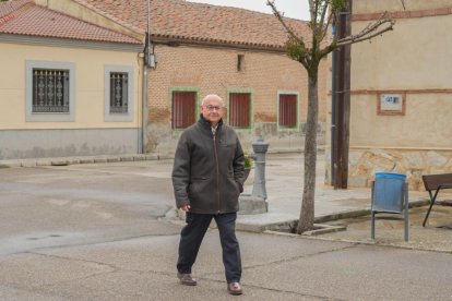 Pedro Gil se dirige a la iglesia
