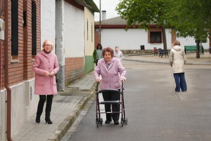 Conceda Alonso con Teodora Rodríguez esperan a unas amigas para acudir a misa