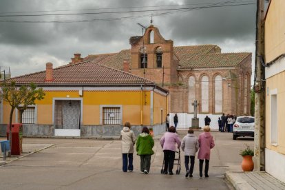 Varias vecinas con la iglesia de San Juan Bautista al fondo