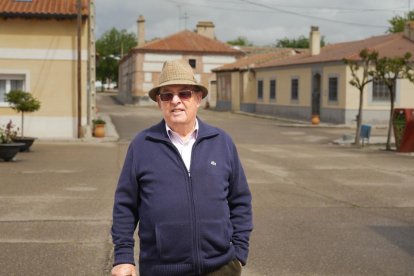 Isidoro Jiménez, padre de un conocido periodista, espera la salida de la procesión de San Isidro