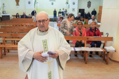 Luis Nicanor González, sacerdote natural de Bobadilla, se prepara para iniciar la misa