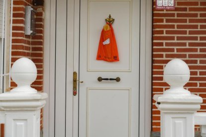 Barra de pan colgada en la puerta de una casa
