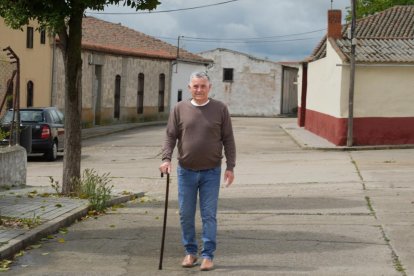 Severiano del Río pasea esperando al médico por la calle Medina
