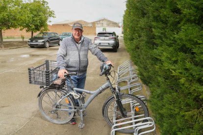 José Luis del Río aparca su bici después de trabajar los pistachos en su huerto