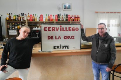 Rocio Pisador y Rafa Valderas con el cartel que llevaron a La Revuelta