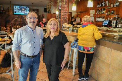 Juan Carlos Serrano con Paula Paunero, dueños del café bar Papiro, en el número 7.