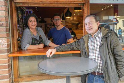 Milagros Caselles, Ulises Latorre y Salvador Latorre, familia y equipo del café bar La Tartana.