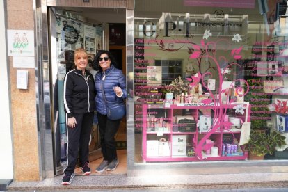 Victoria Santamaría, dueña del centro de estética y Quiromasaje MAY con Concha, amiga y clienta.