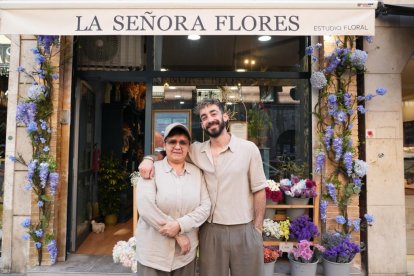Neli Carbo con Jacobo Salgado, equipo de la floristería La Señora Flores, en el número 18.