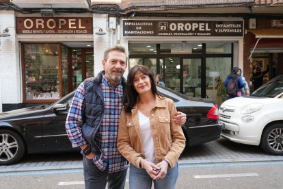 José Luis Cobo con Marta Frechilla, dueños de la tienda de mobiliario y decoración OROPEL, en el número 13.