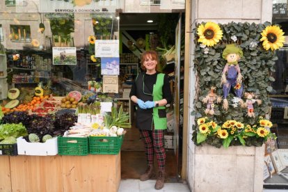 Yolanda López, dueña de la frutería La Huerta, en el número 18.