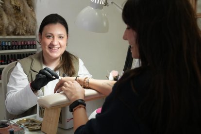 Alicia Burgos, dueña del centro de uñas Alicia Burgos, en el número 7.