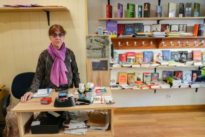 Nuria Diéguez , dueña de la librería NOSTOS, en el número 22.