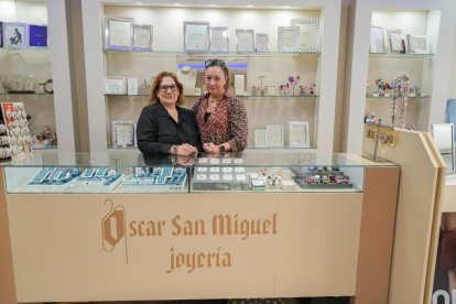 Conchi Rojo con Esperanza Domingo, equipo de la joyería Óscar San Miguel, en el número 24.