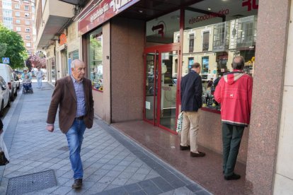 Juan Carlos Rodríguez, encargado de compras de la pescadería Torrecilla, en el número 30.