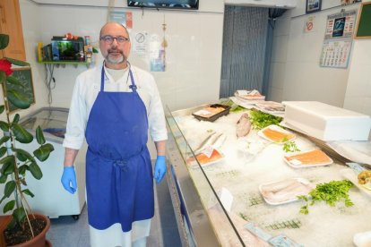 Juan Carlos Rodríguez, encargado de compras de la pescadería Torrecilla, en el número 30.