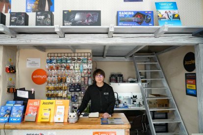 Franco Qu, dueño de la tienda de electrónica ALPHATECNO, en el número 21.