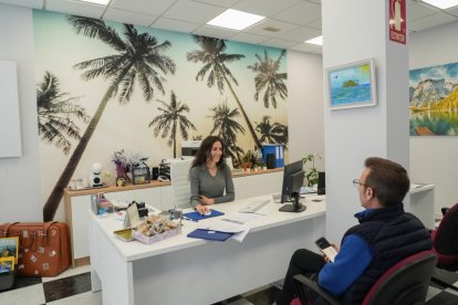 Natalia Herrero, dueña de la agencia de viajes Los Viajes de Lara, en el número 19.