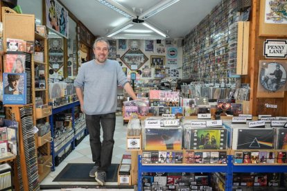 José Miguel Sebastián, socio de la tienda de discos Disconautas, en el número 17.