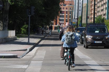 Obras del carril bici del paseo de Isabel la Católica en Valladolid.