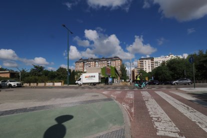Obras del carril bici del paseo de Isabel la Católica en Valladolid.