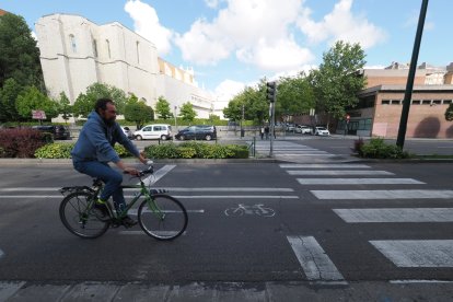 Obras del carril bici del paseo de Isabel la Católica en Valladolid.