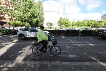 Obras del carril bici del paseo de Isabel la Católica en Valladolid.