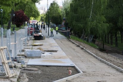 Obras del carril bici del paseo de Isabel la Católica en Valladolid.