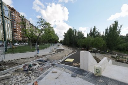 Obras del carril bici del paseo de Isabel la Católica en Valladolid.