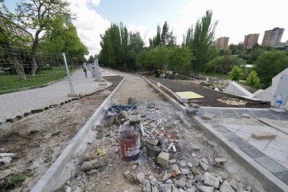 Obras del carril bici del paseo de Isabel la Católica en Valladolid.