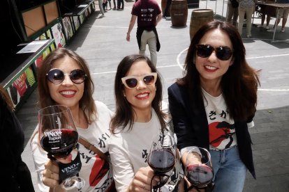 De pinchos y vinos en la Acera de Recoletas por el evento 'Vino + Tapas'